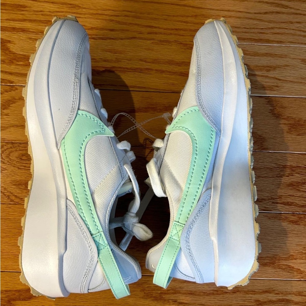 Nike waffle White and Mint Green Sneakers - Picture 4 of 8